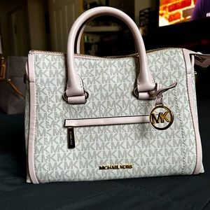 MICHAEL KORS
Carine Small Logo Satchel